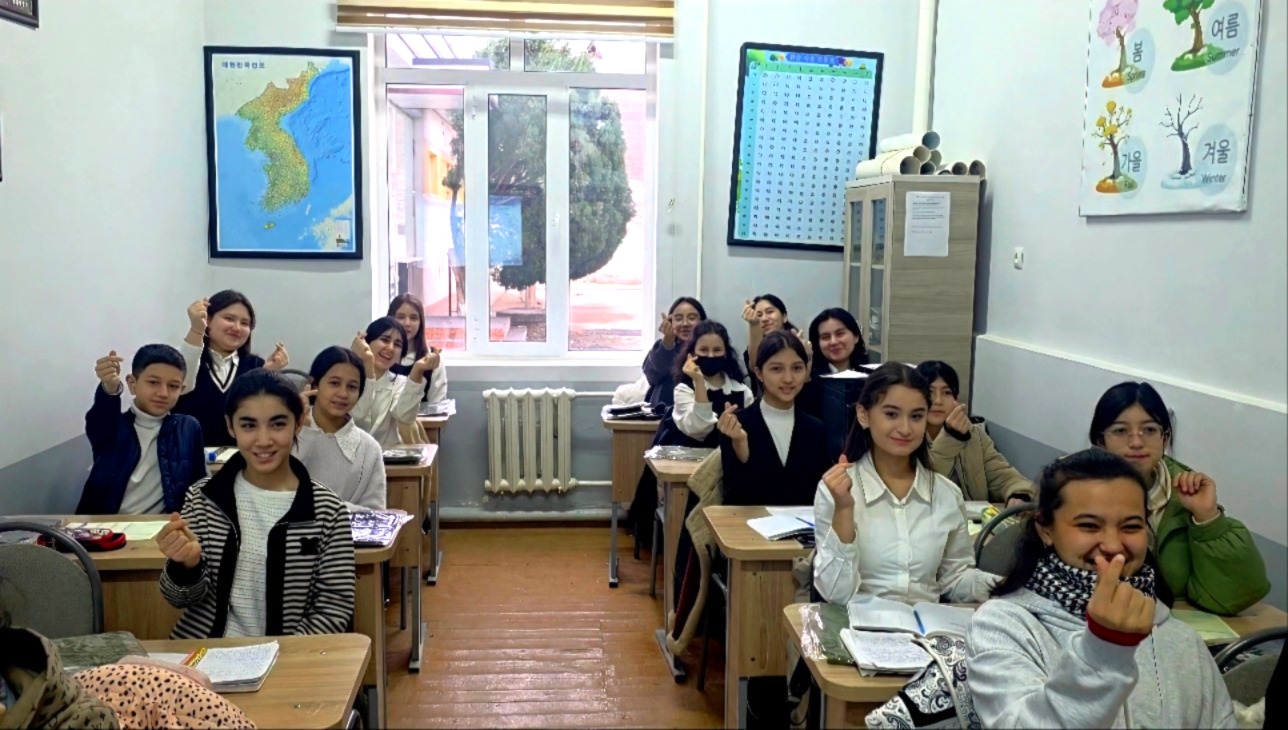 부하라 42번 학교의 교실 및 학생들