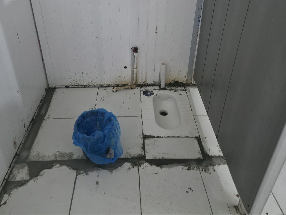 부하라 42번 학교의 화장실